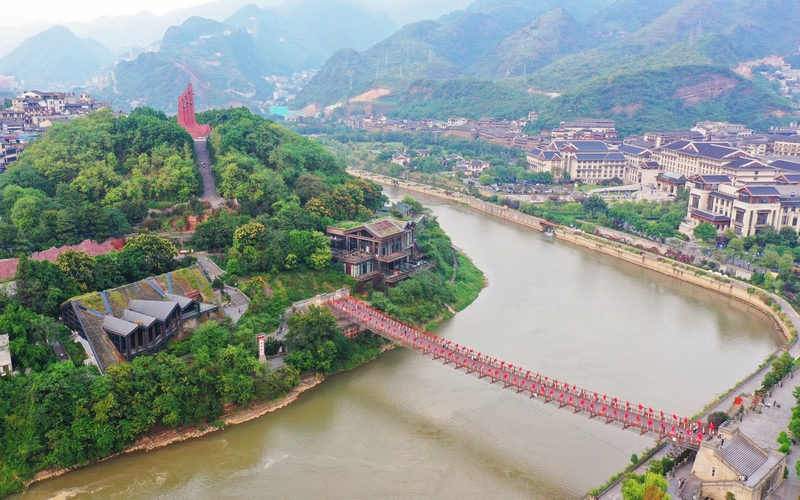 仁懷：掛國(guó)旗 迎國(guó)慶 “中國(guó)紅”扮靚景區(qū)